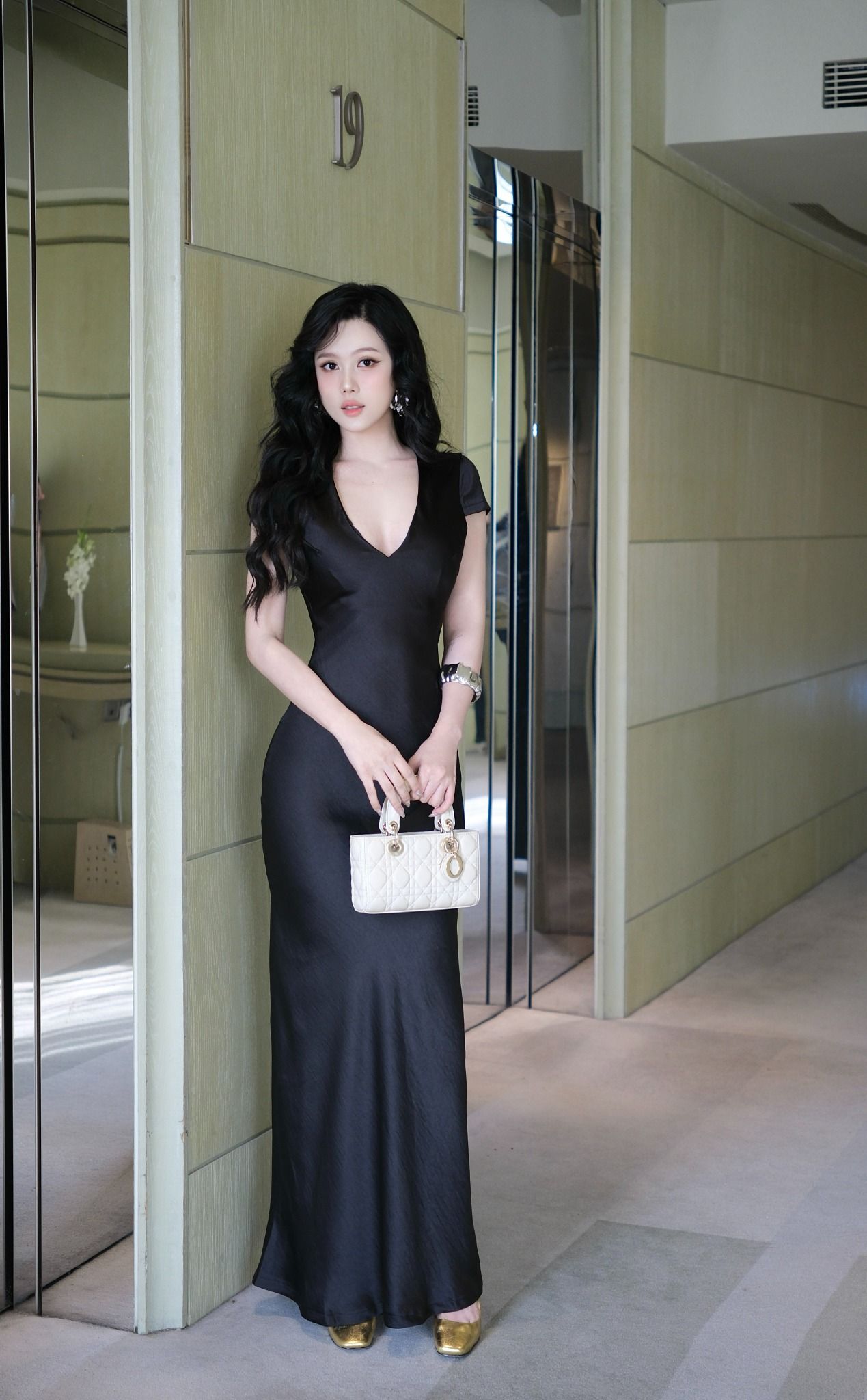 Đầm Lụa Suông Cổ V