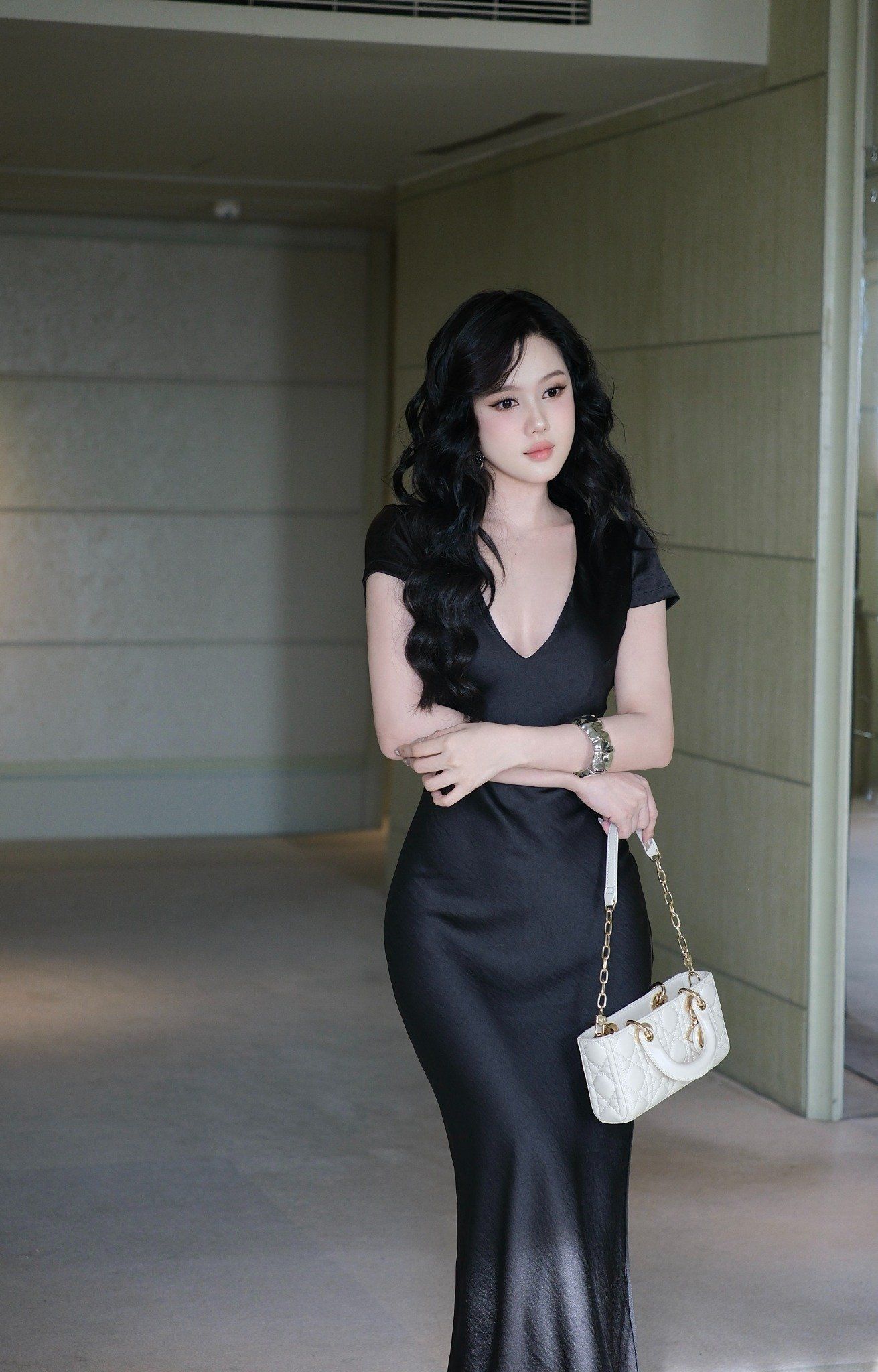 Đầm Lụa Suông Cổ V