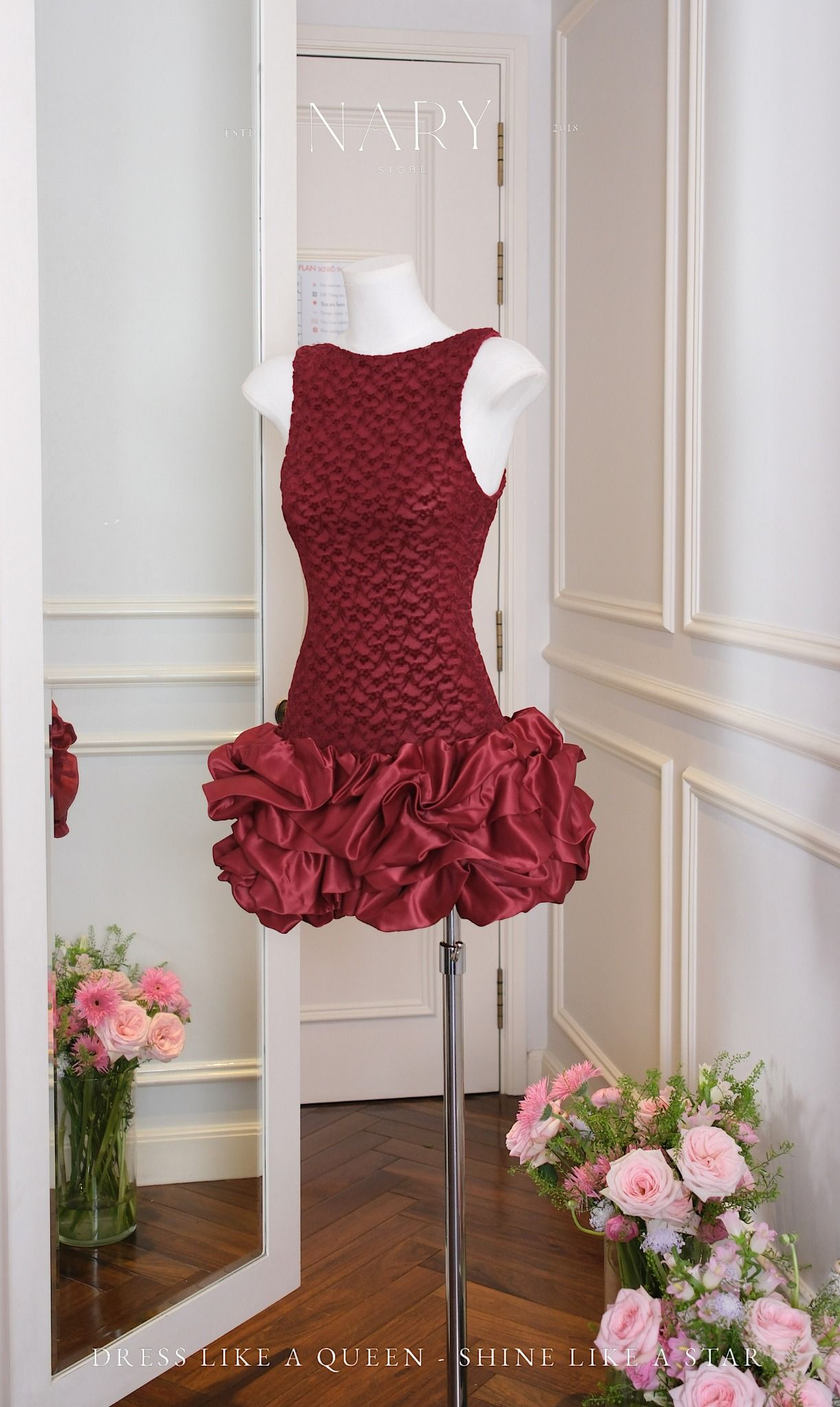 Đầm Ren Hở Lưng Tùng Bí