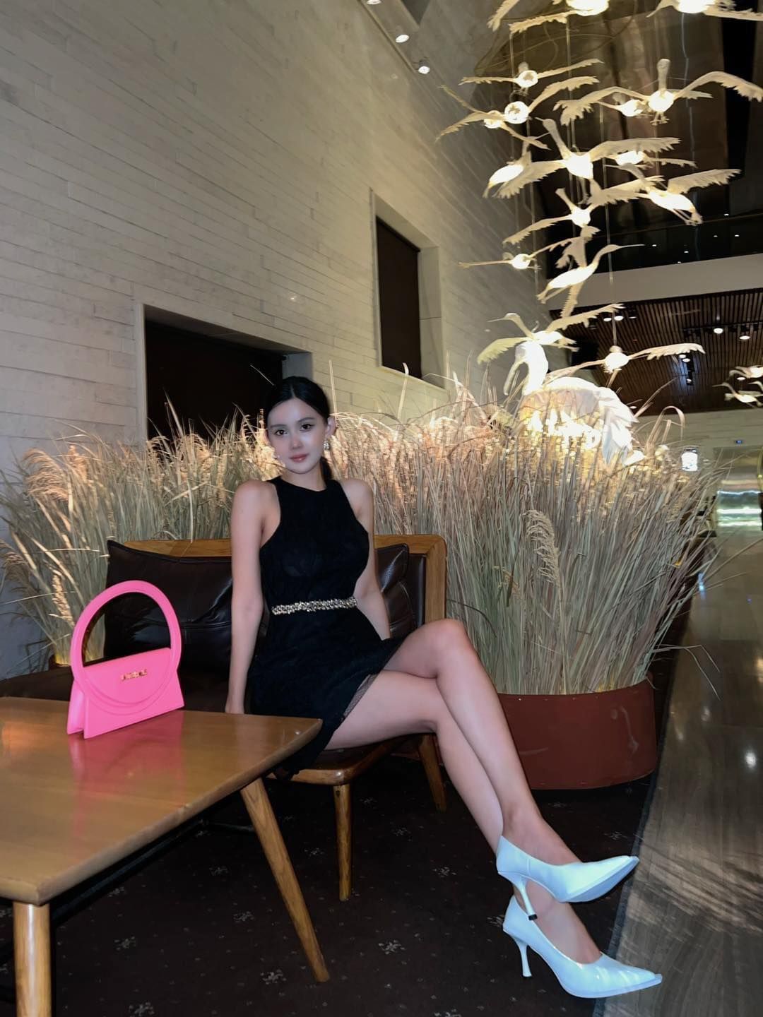 Đầm Ren Eo Viền Đá