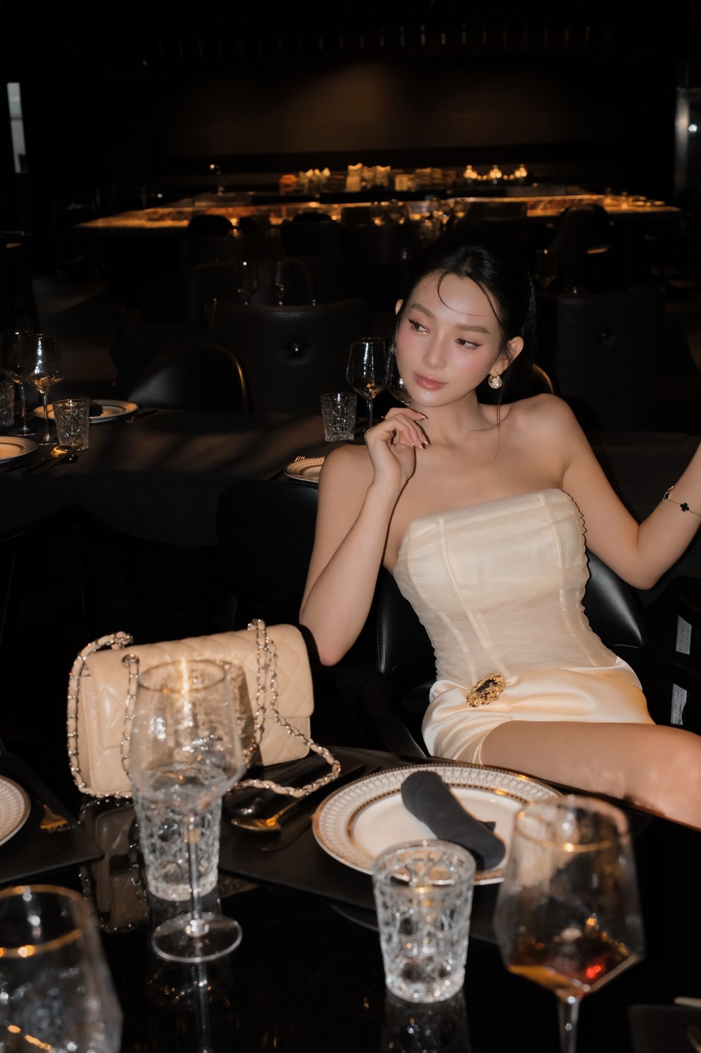 Đầm Cúp Lưới Nhúng Kèm Cài