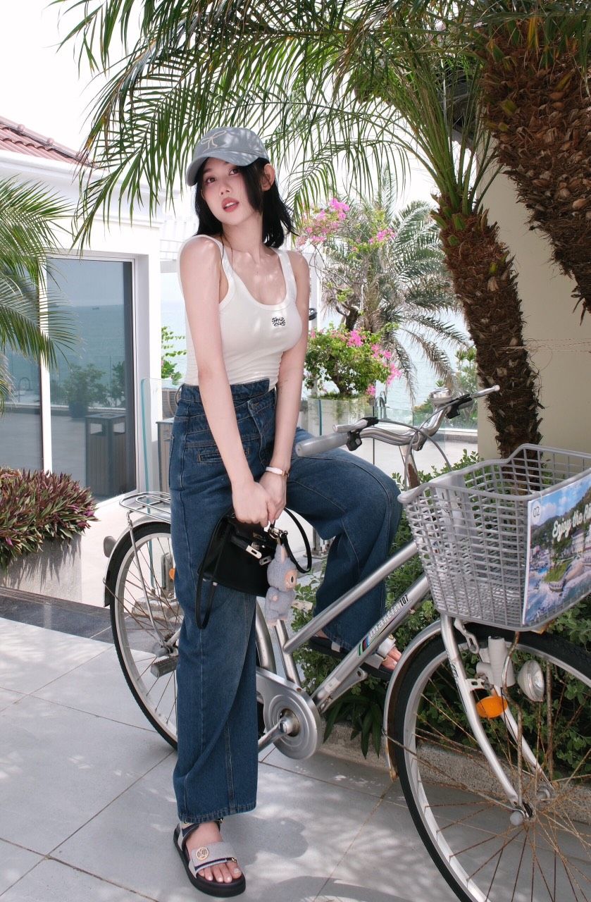 Áo Thun Cổ U Thêu Chữ