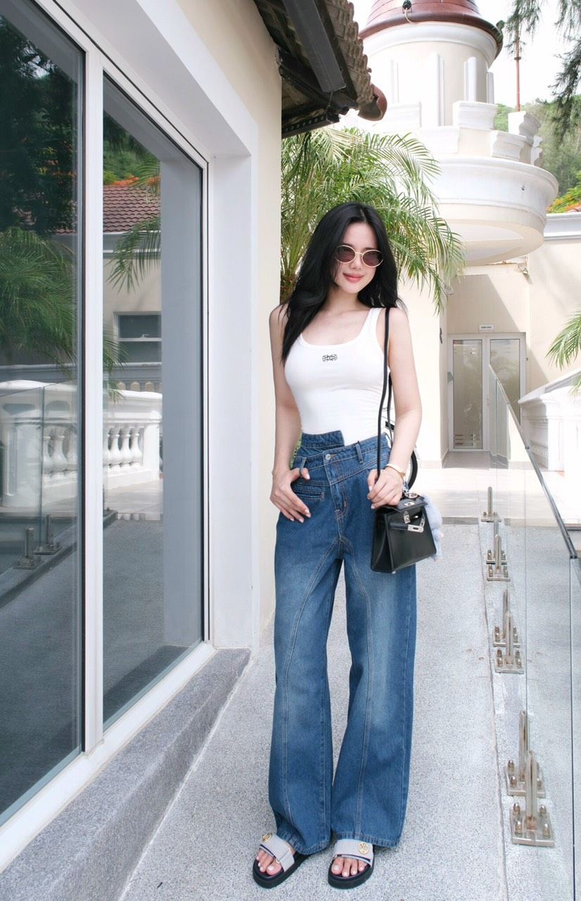 Áo Thun Cổ U Thêu Chữ