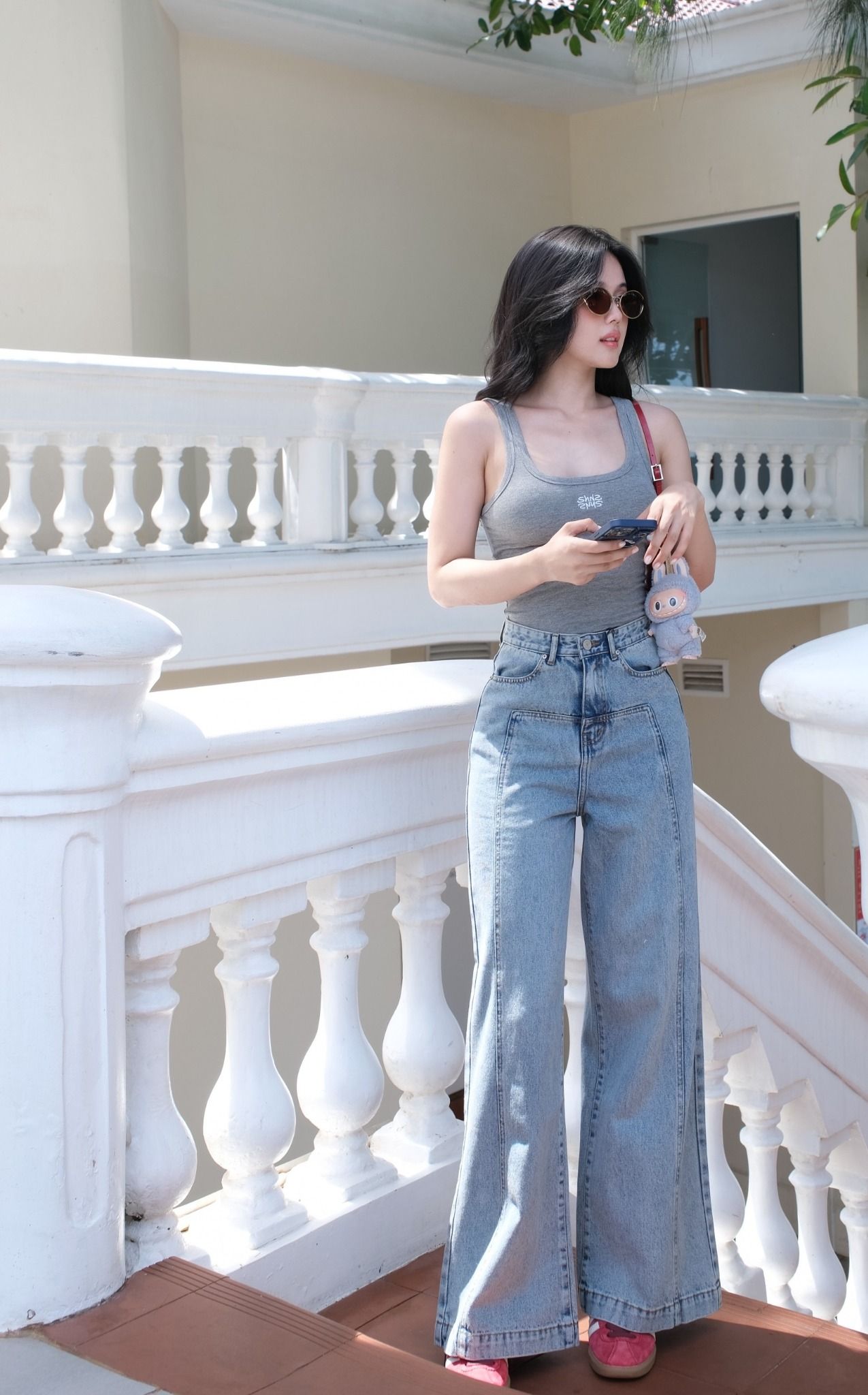 Áo Thun Cổ U Thêu Chữ
