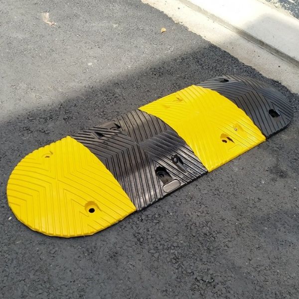 Gờ Giảm Tốc Cao Su Màu Đen Vàng Có Phản Quang Lắp Tại Các Khu Dân Cư, Trường Học, Bệnh Viện