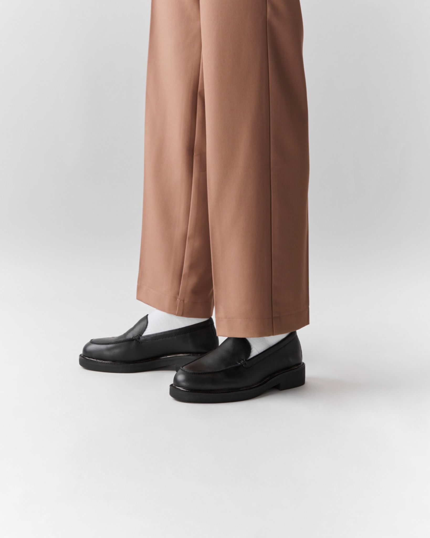 THE ELEGANT WOLF LOAFER - BLACK
