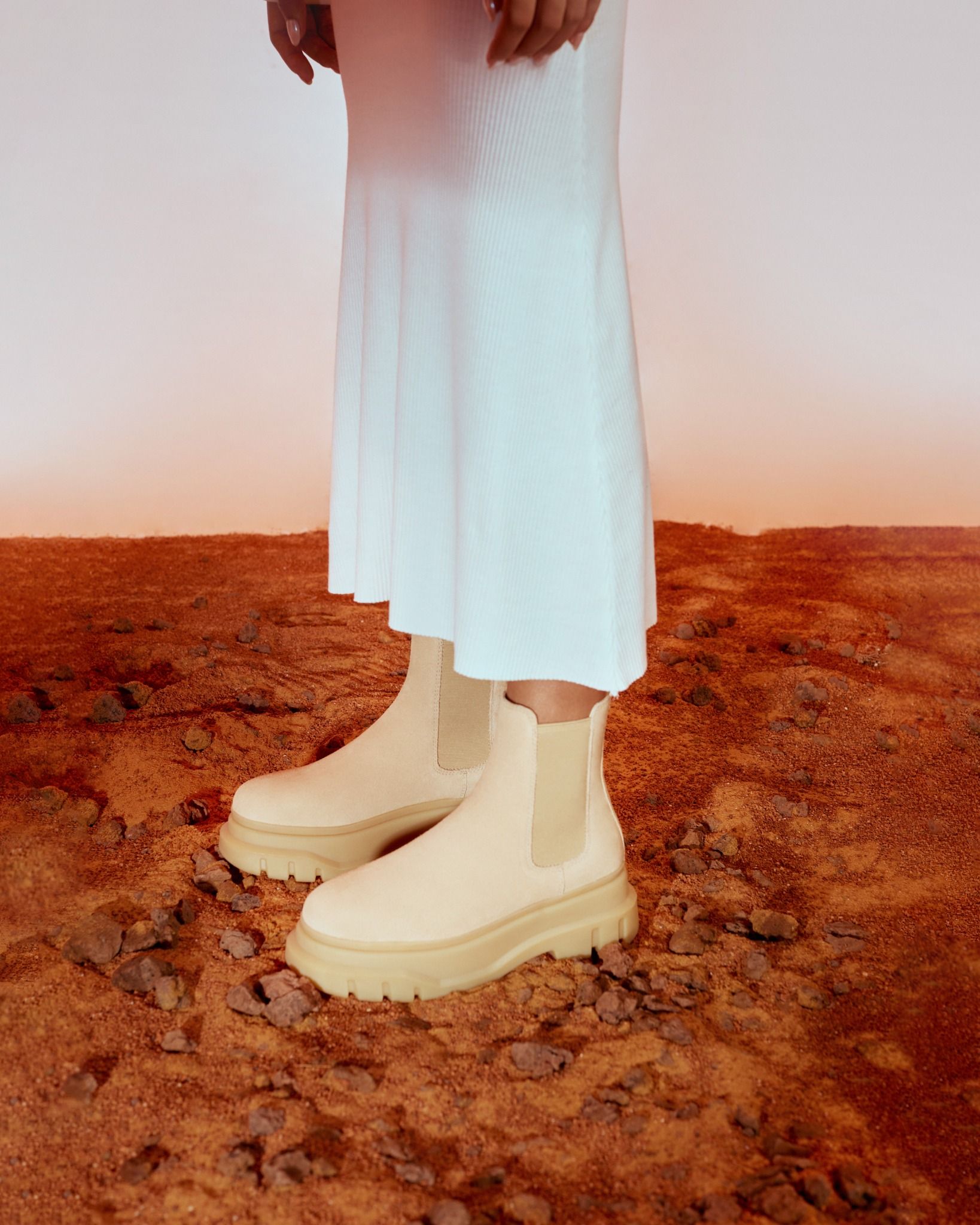 THE MARS LADY WOLF CHELSEA BOOT - TAN SUEDE