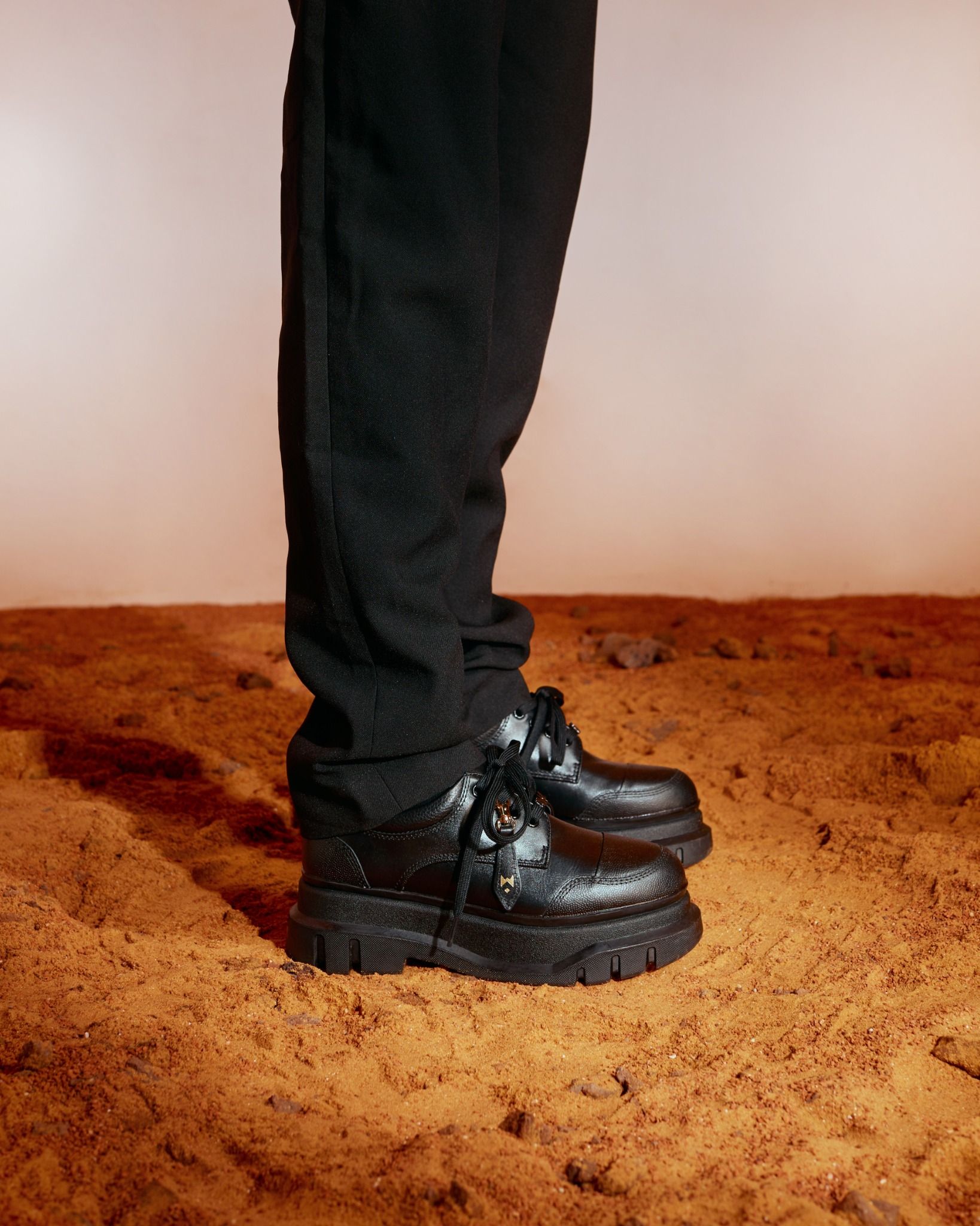 THE MARS LADY WOLF DERBY - BLACK