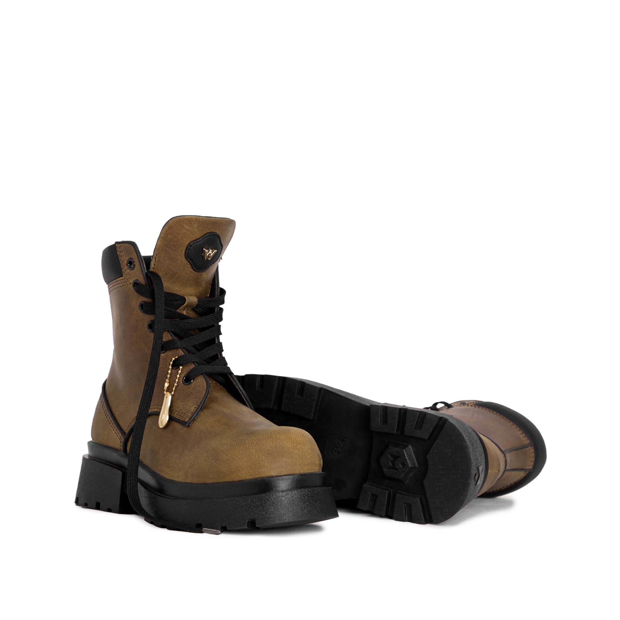 THE GIGANTIC WOLF COMBAT BOOT