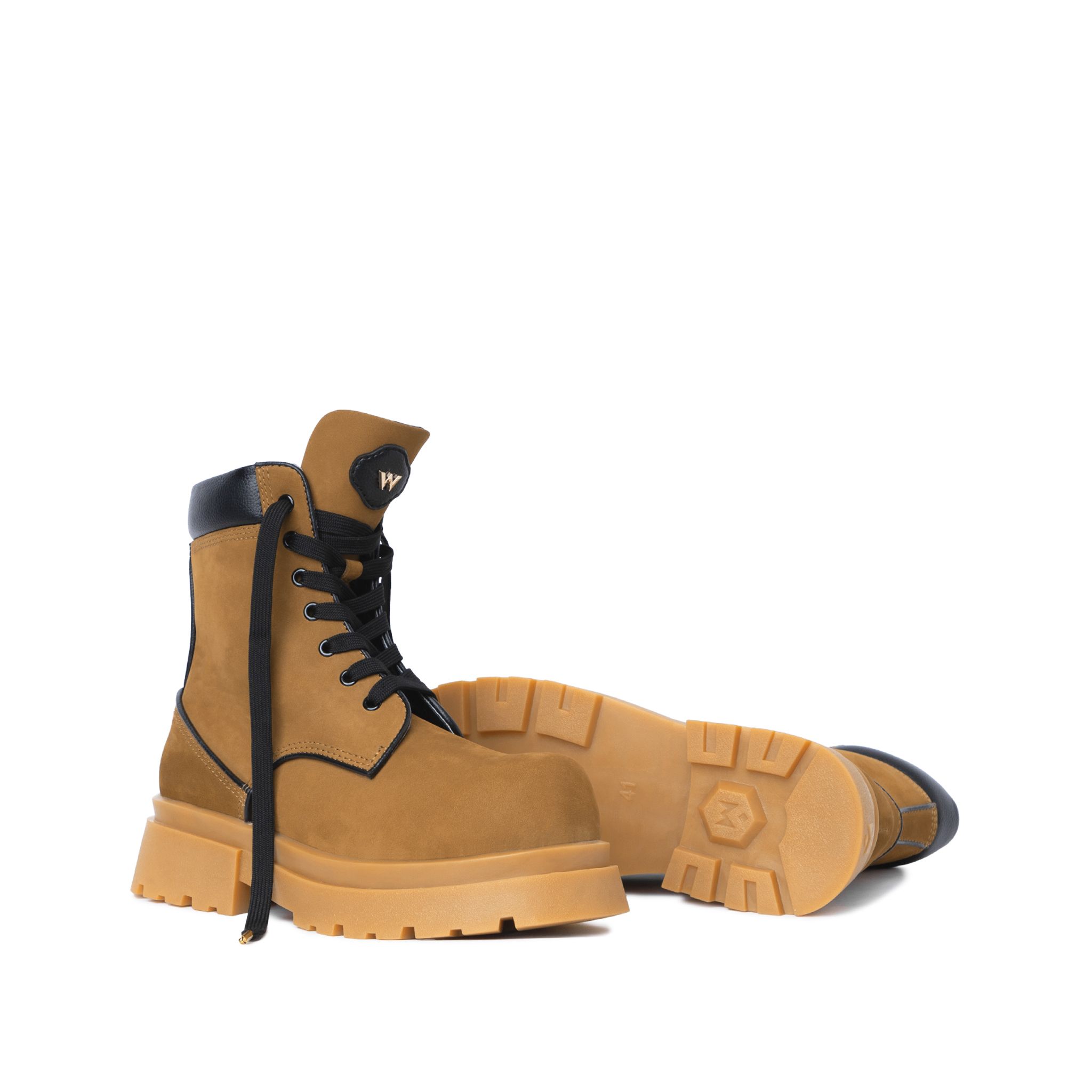 THE GIGANTIC WOLF COMBAT BOOT