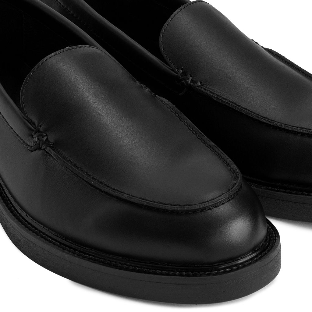 THE ELEGANT WOLF LOAFER - BLACK