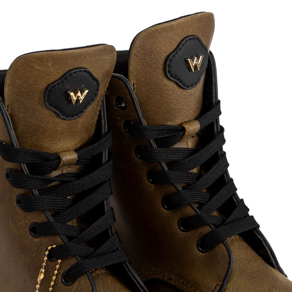 THE GIGANTIC WOLF COMBAT BOOT