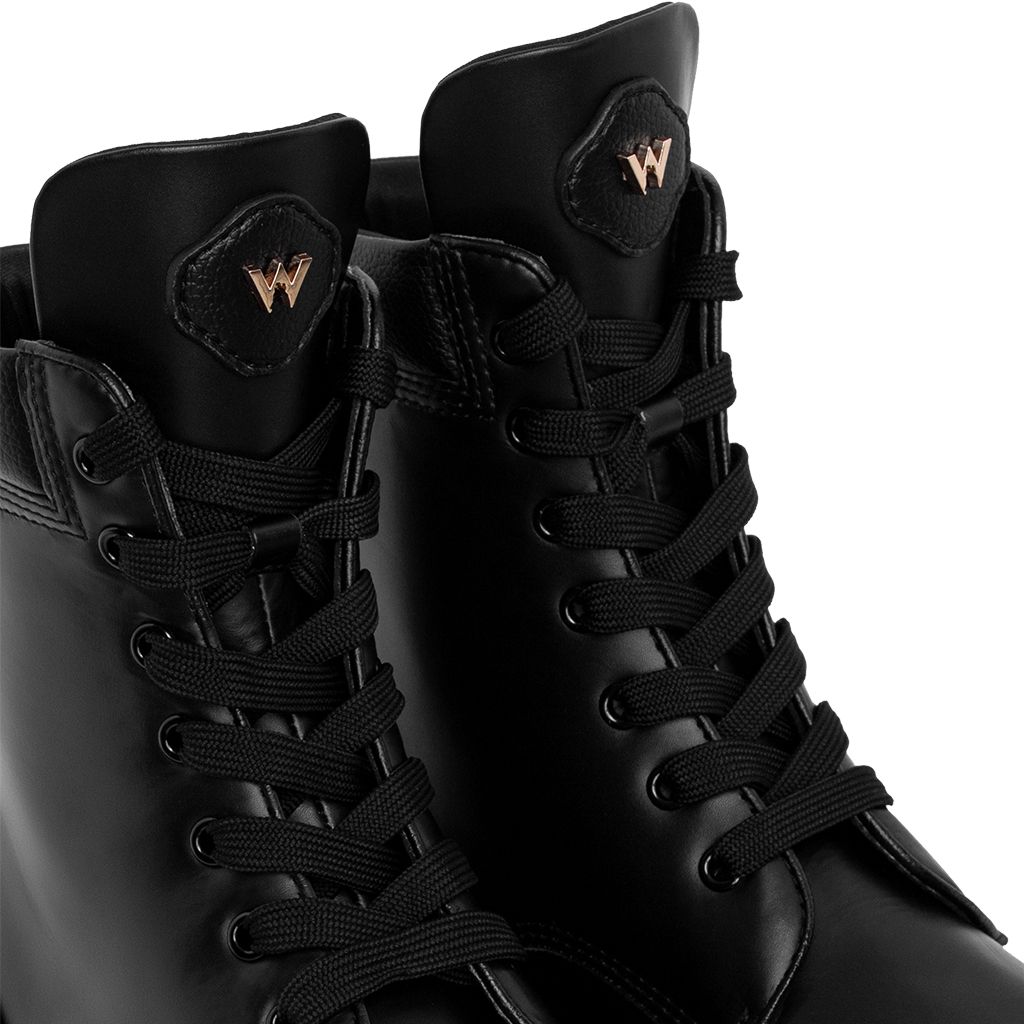 THE GIGANTIC WOLF COMBAT BOOT