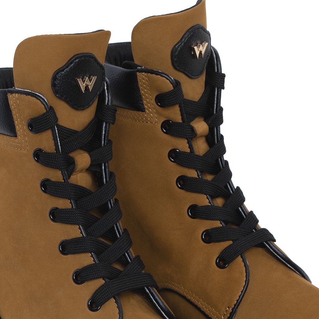 THE GIGANTIC WOLF COMBAT BOOT