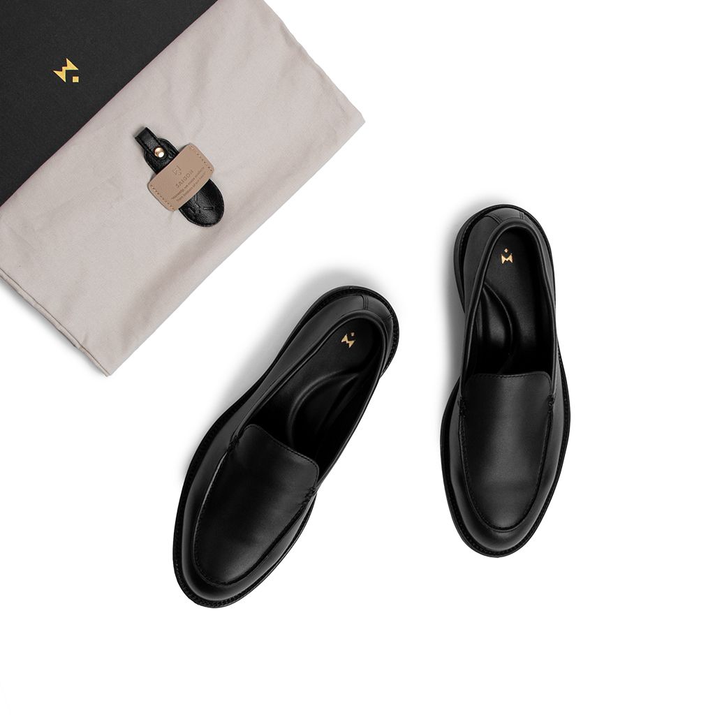 THE ELEGANT WOLF LOAFER - BLACK
