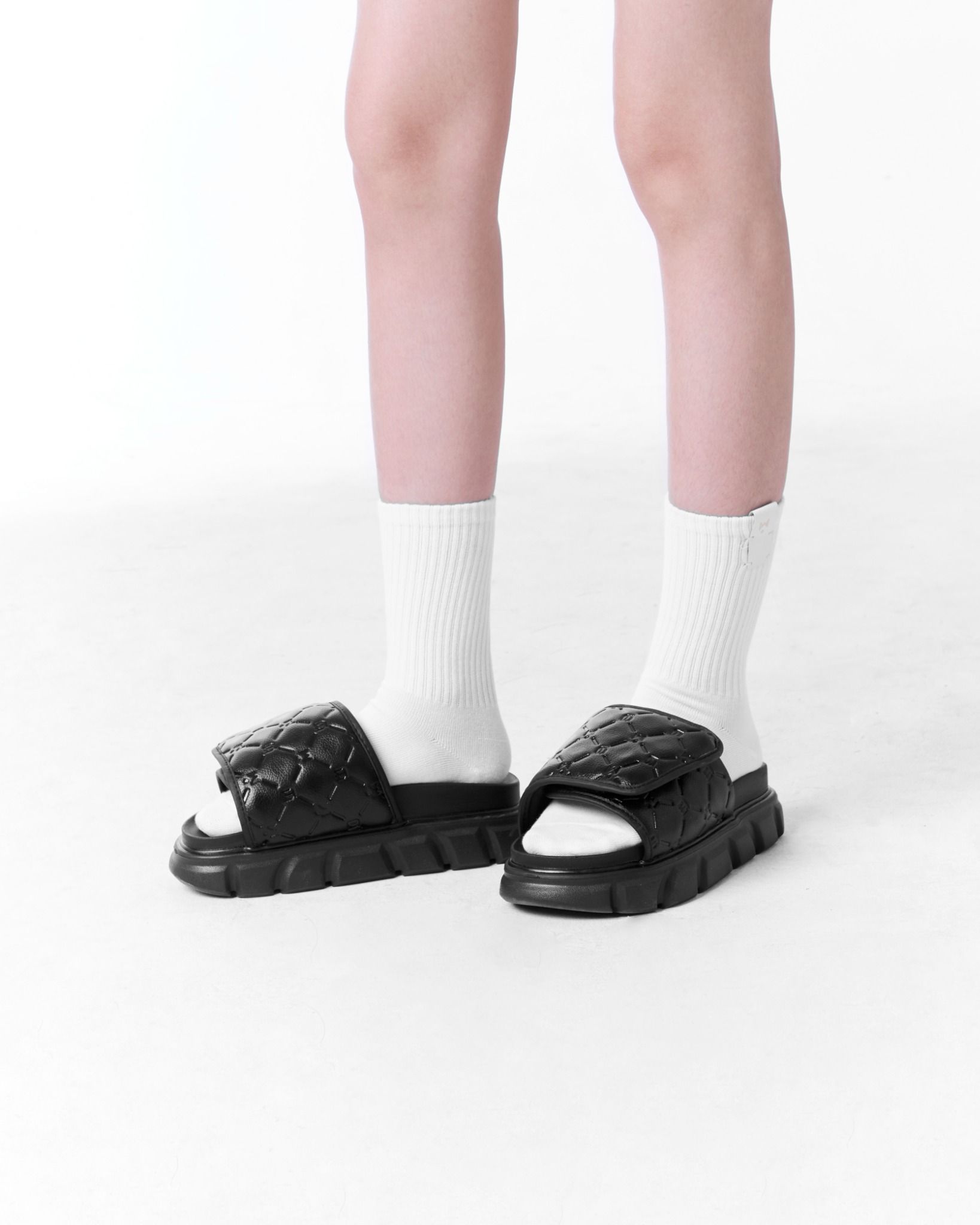 THE LADY WOLF ESSENTIAL MONOGRAM SLIDE SANDAL - BLACK