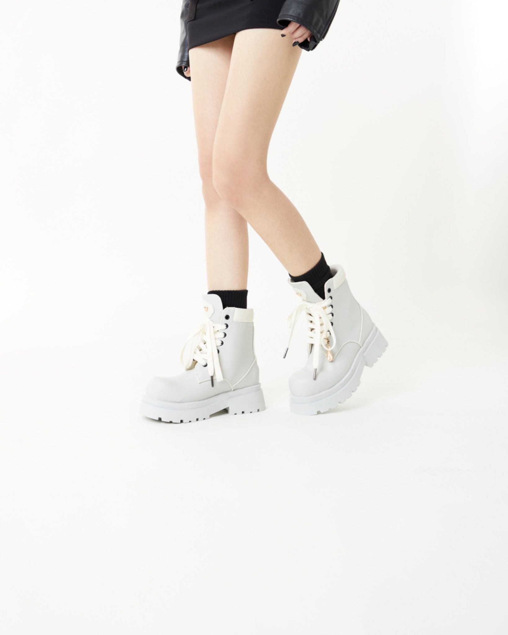 THE GIGANTIC WOLF COMBAT BOOT
