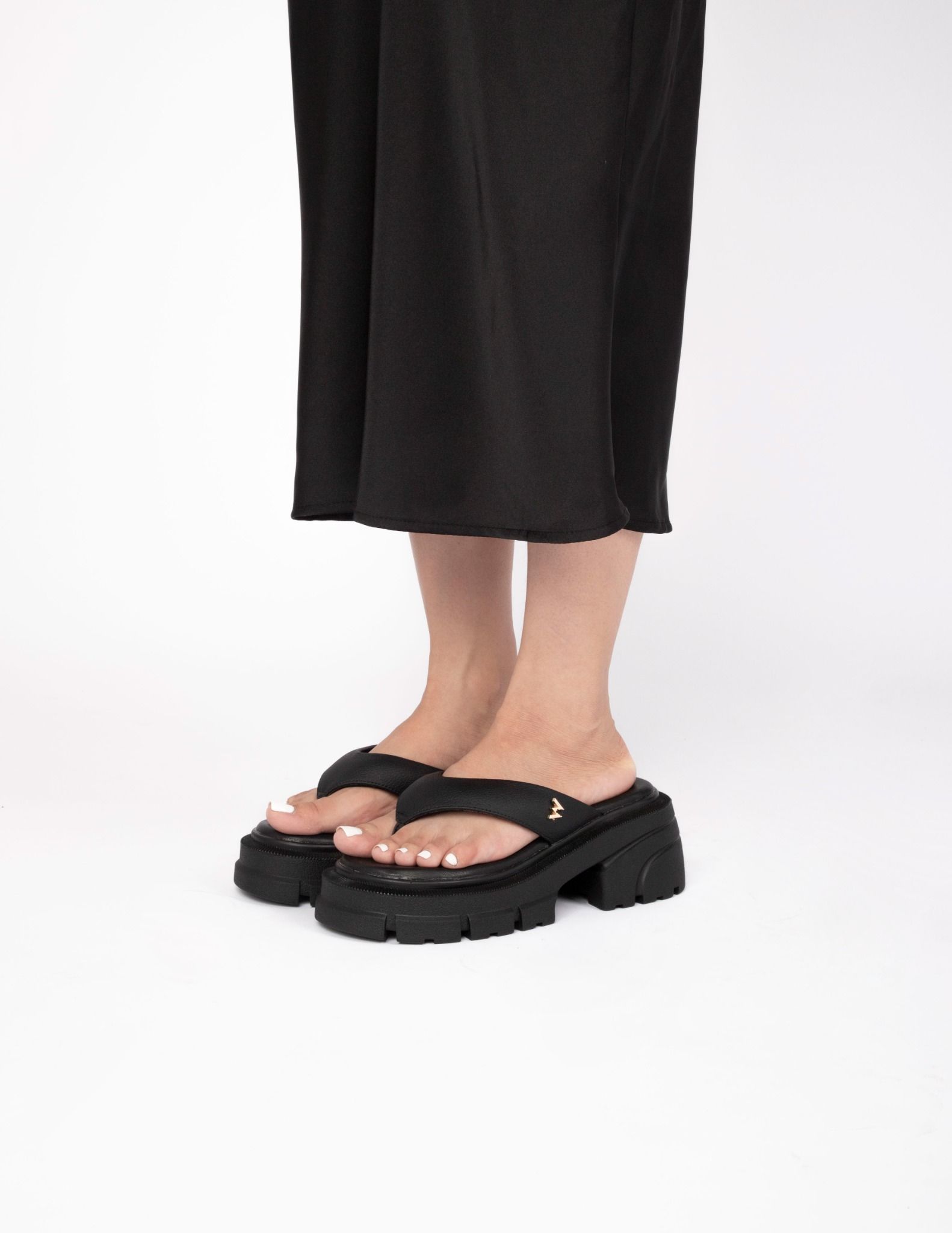 THE QUEEN WOLF FLIP FLOP - BLACK
