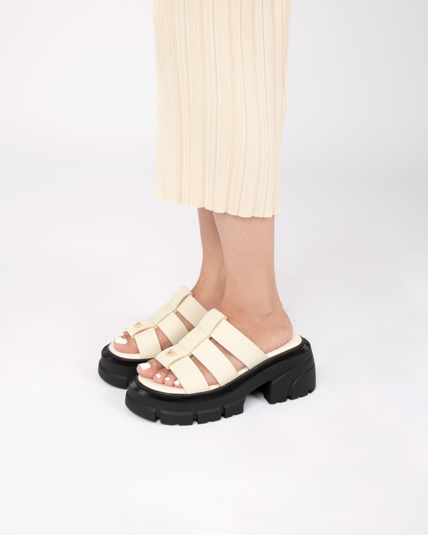 THE QUEEN WOLF CAGE SANDAL - CREAM WHITE