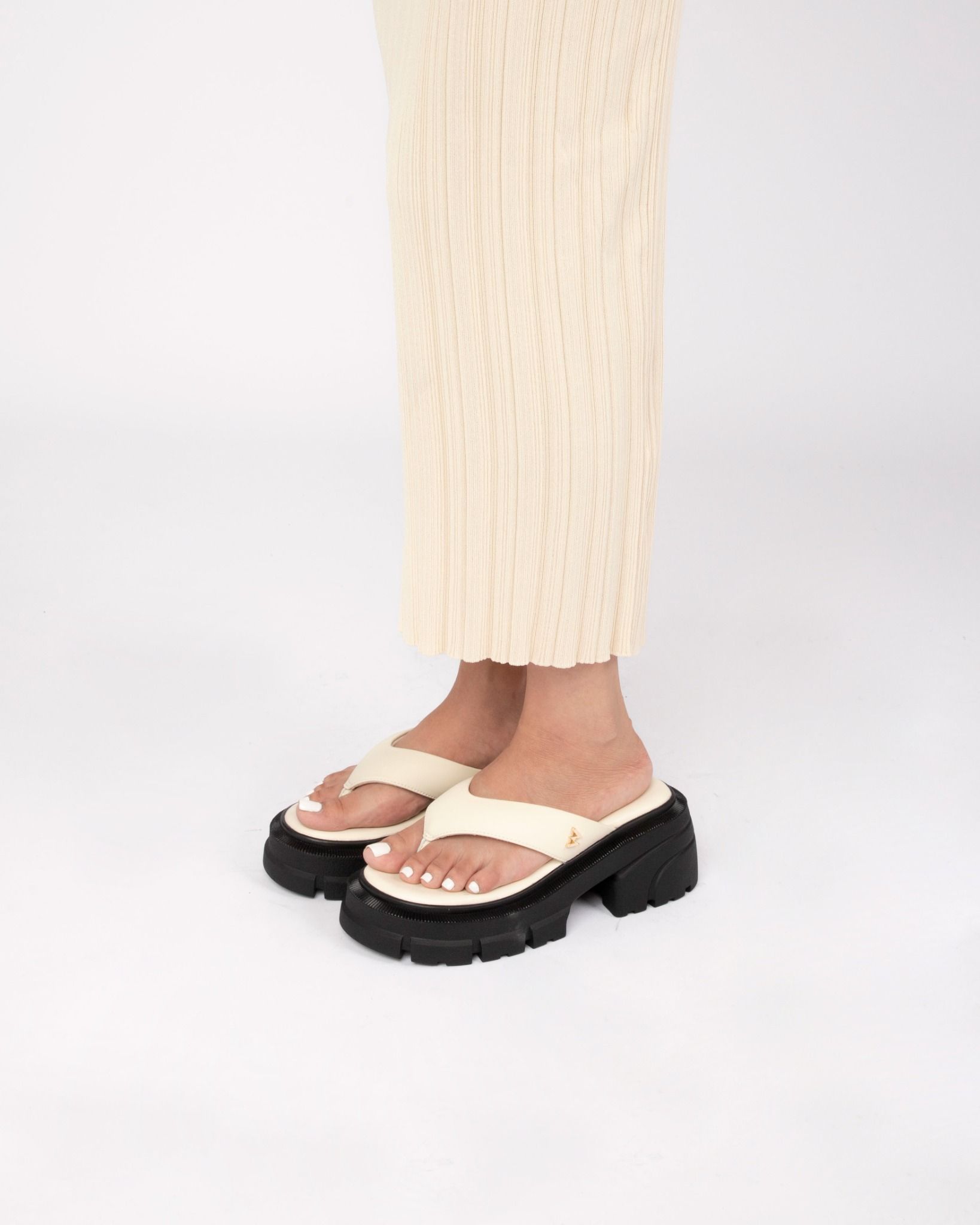 THE QUEEN WOLF FLIP FLOP - CREAM WHITE