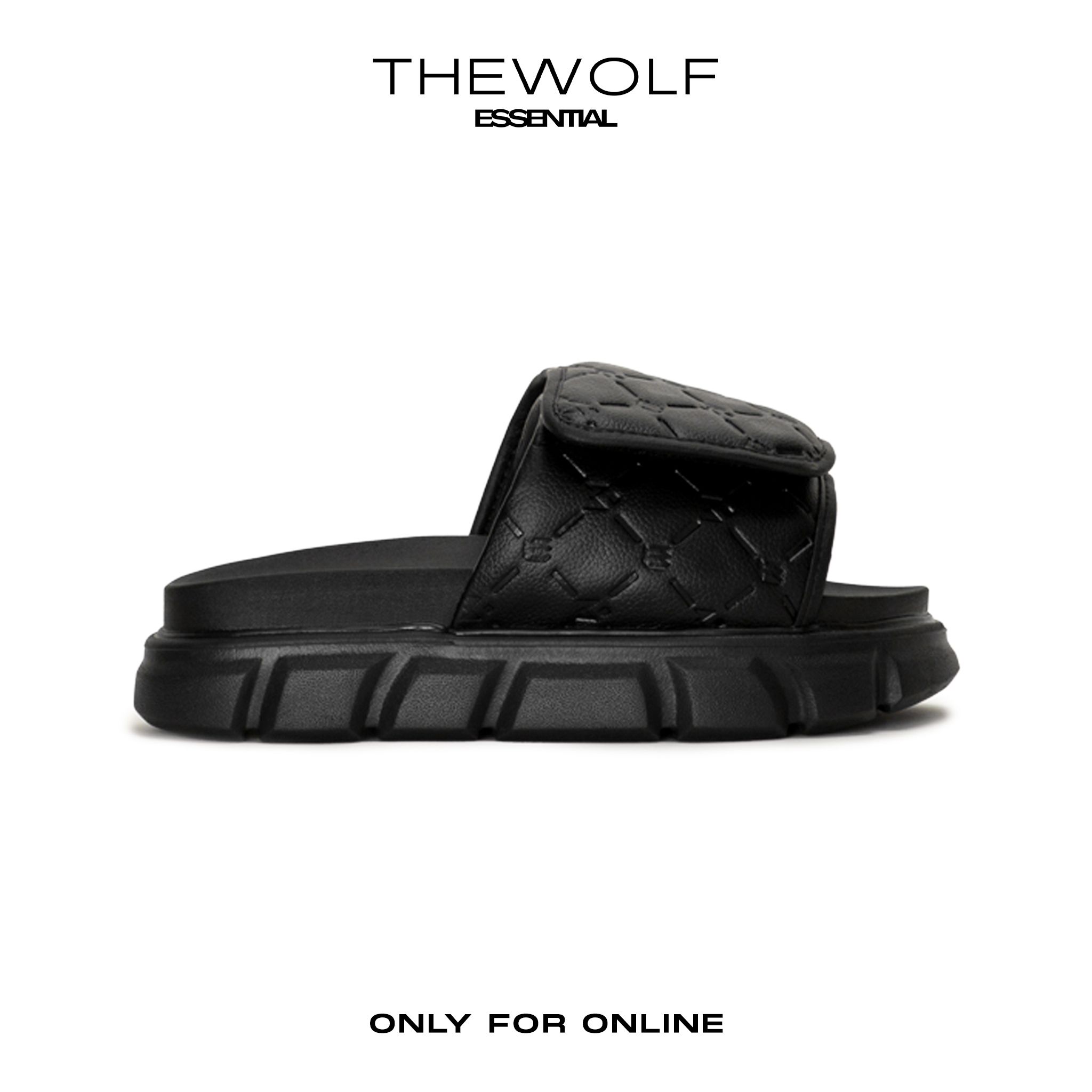 THE LADY WOLF ESSENTIAL MONOGRAM SLIDE SANDAL - BLACK