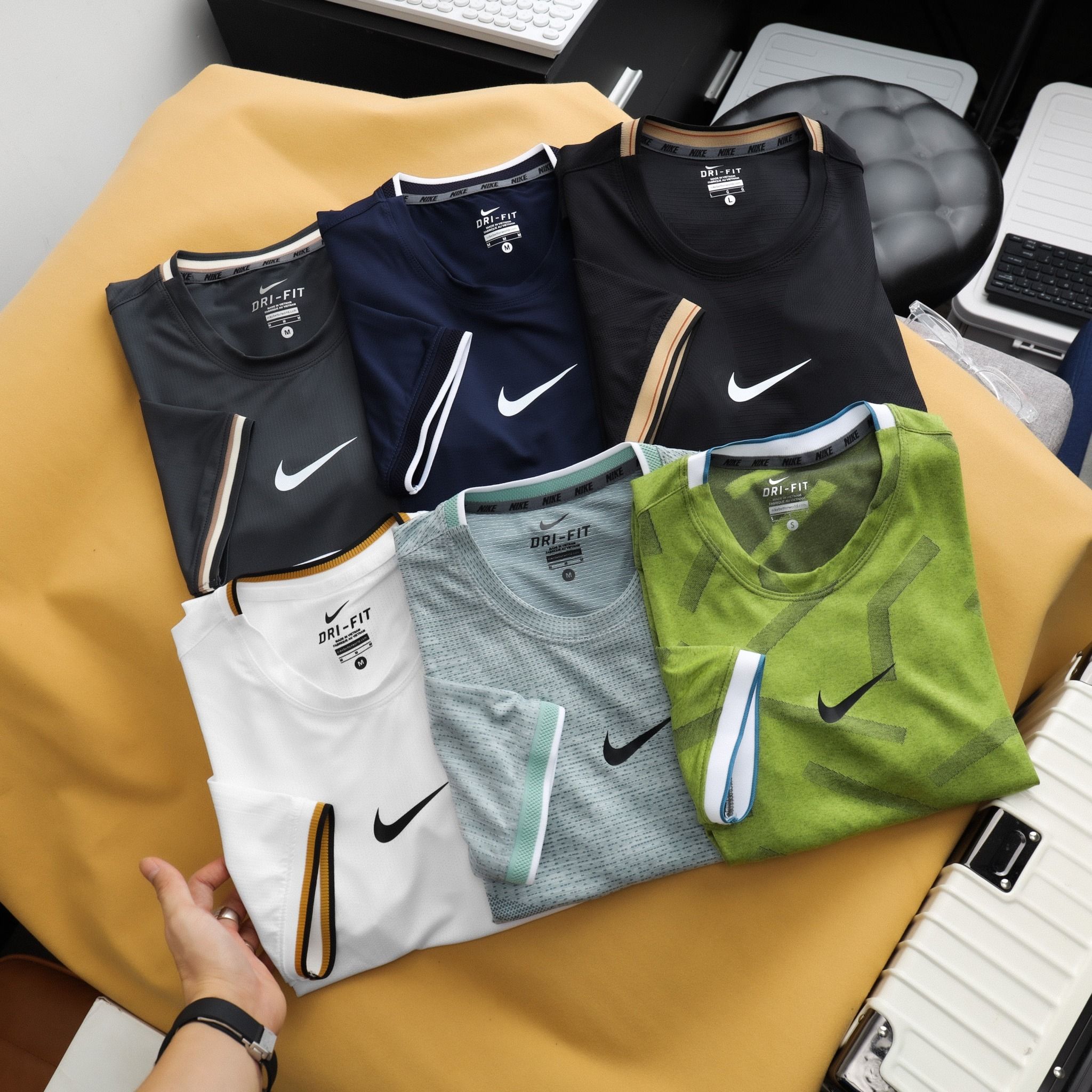  Áo Nike Training Logo Giữa 2023 