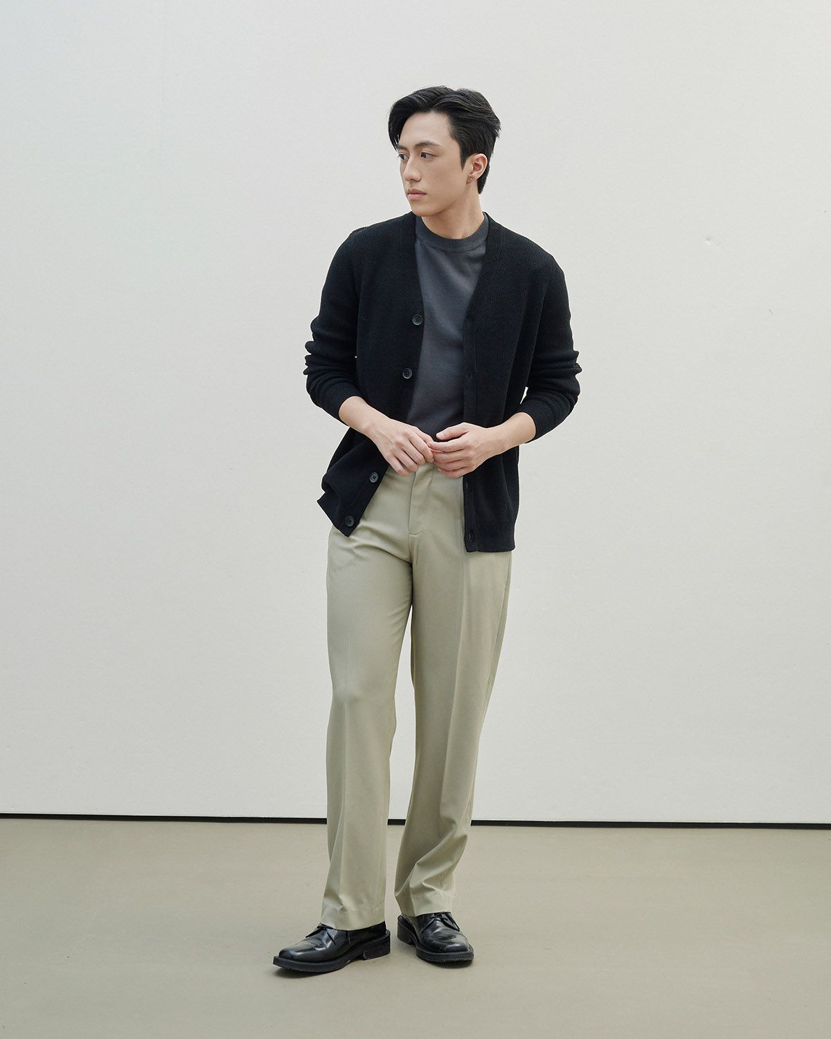 V-NECK KNIT CARDIGAN