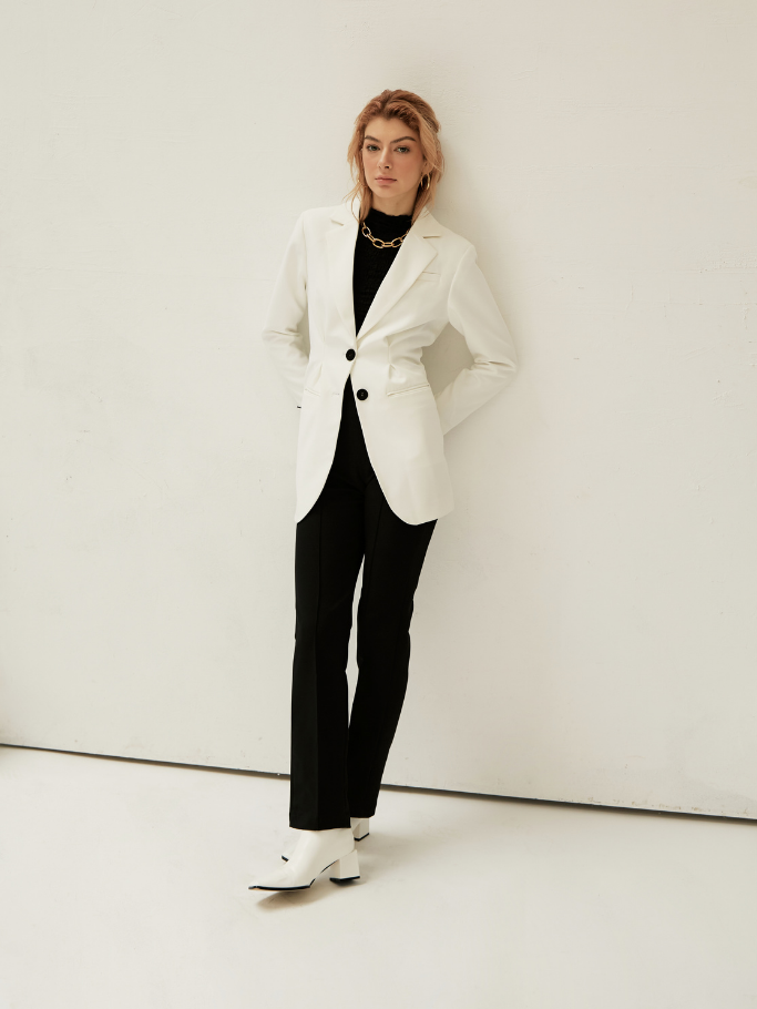 Blazer Trắng Nút Đen