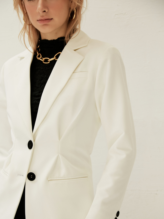 Blazer Trắng Nút Đen