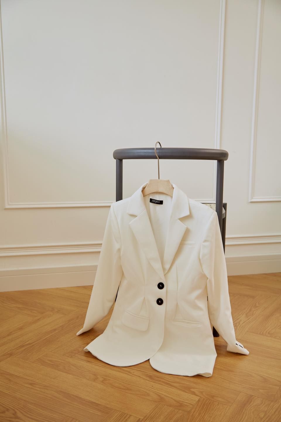 Blazer Trắng Nút Đen