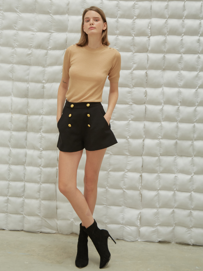Quần Short Đen Đính Nút Gold