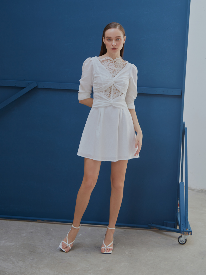 Đầm Ren Trắng Twist Ngực Dự Tiệc