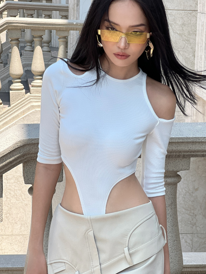  Bodysuit Trắng Cut Out 