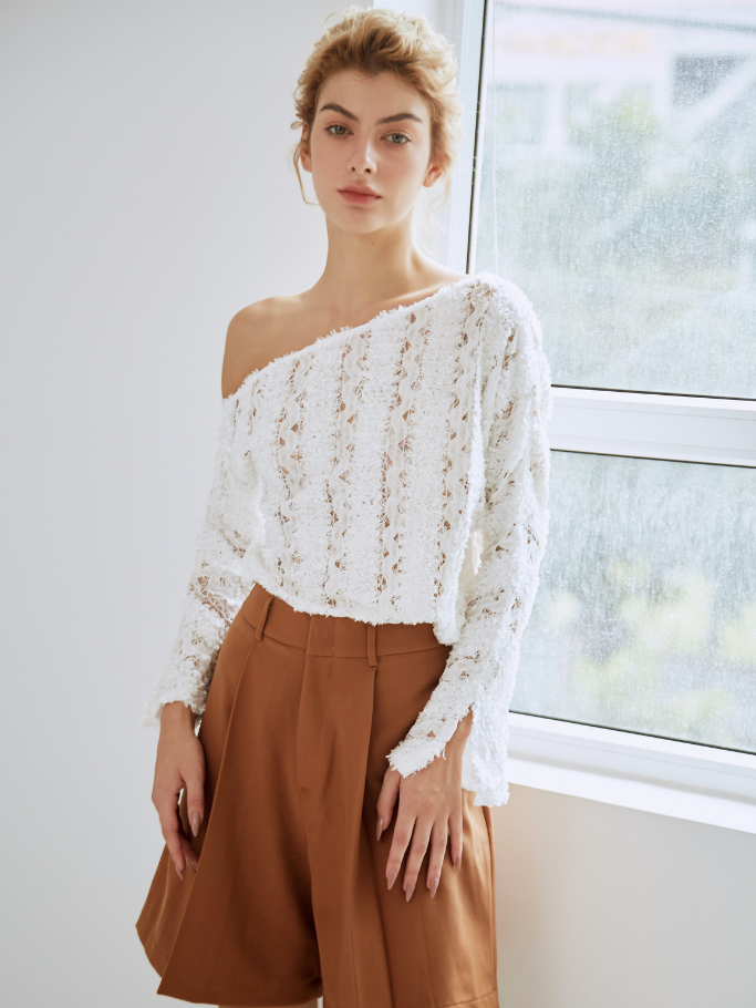 Áo Trắng Pattern Lệch 1 Vai