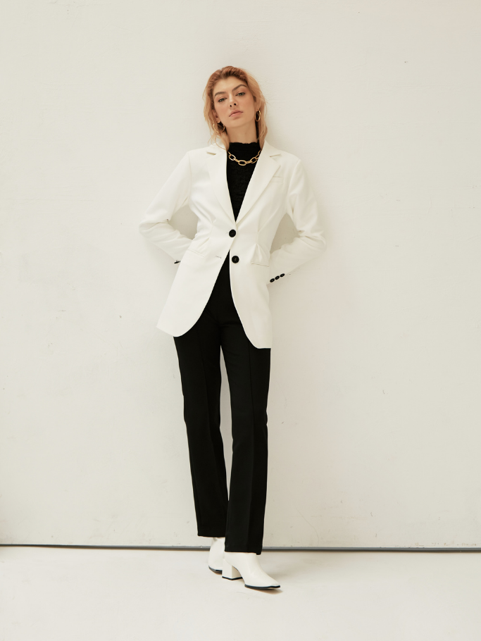 Blazer Trắng Nút Đen