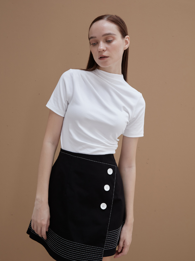 Váy Mini Đen Viền Chỉ Đính Nút