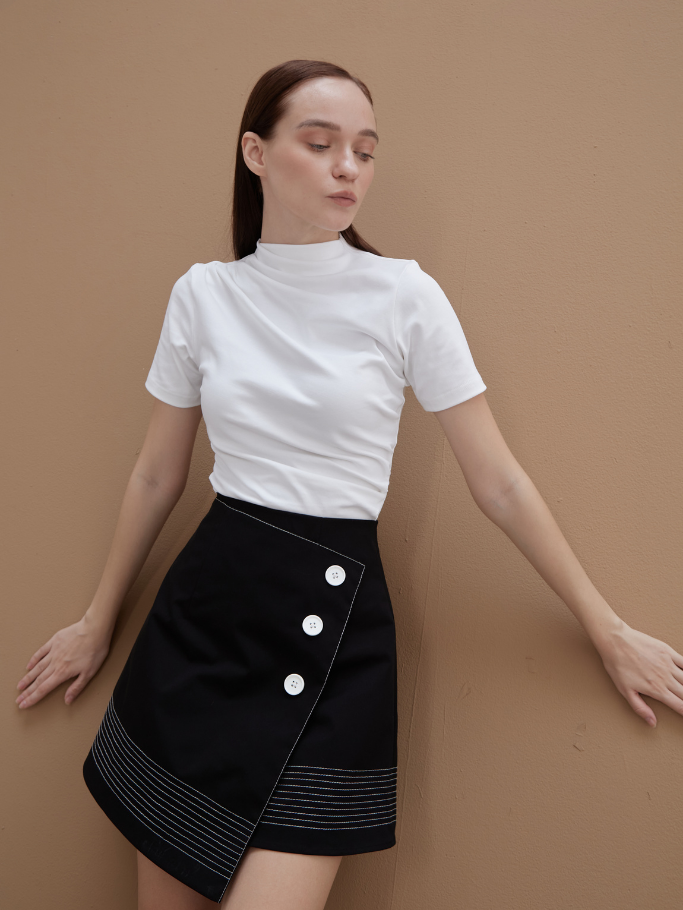 Váy Mini Đen Viền Chỉ Đính Nút