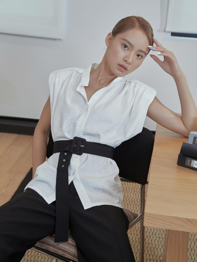 Áo Sơ Mi Trắng Độn Vai Không Kèm Belt