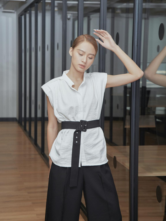Áo Sơ Mi Trắng Độn Vai Không Kèm Belt