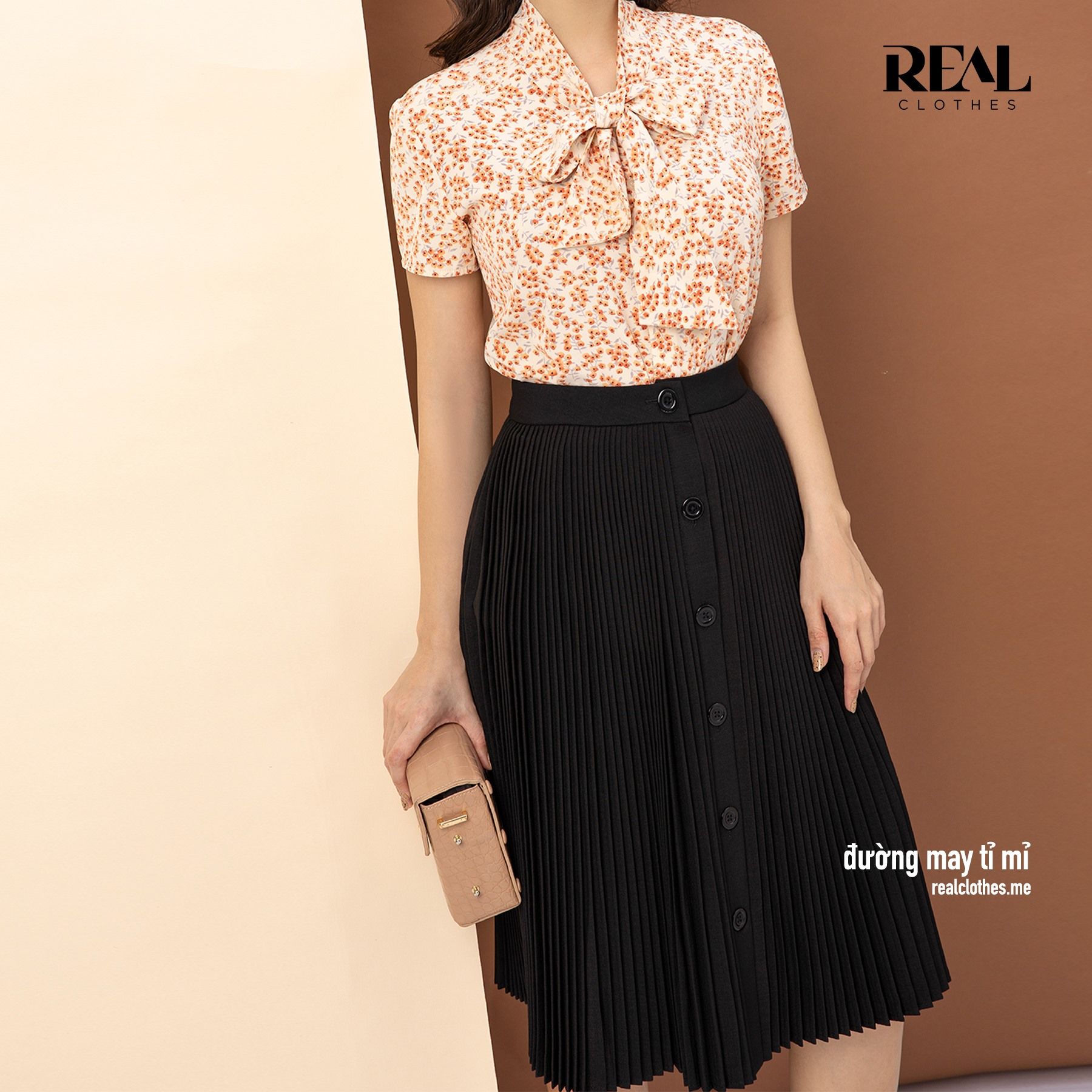 Váy pleated nút đen SALE