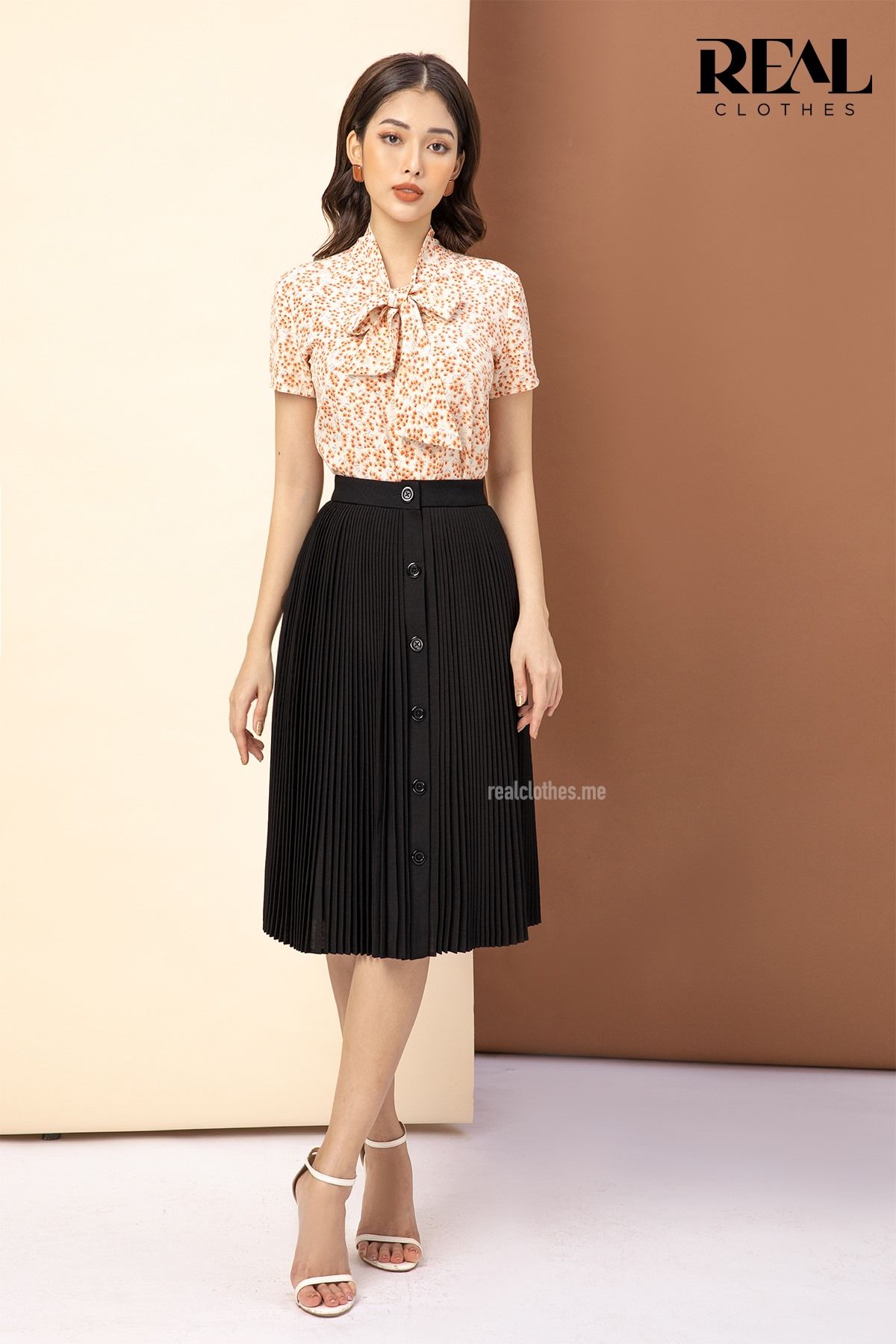 Váy pleated nút đen SALE