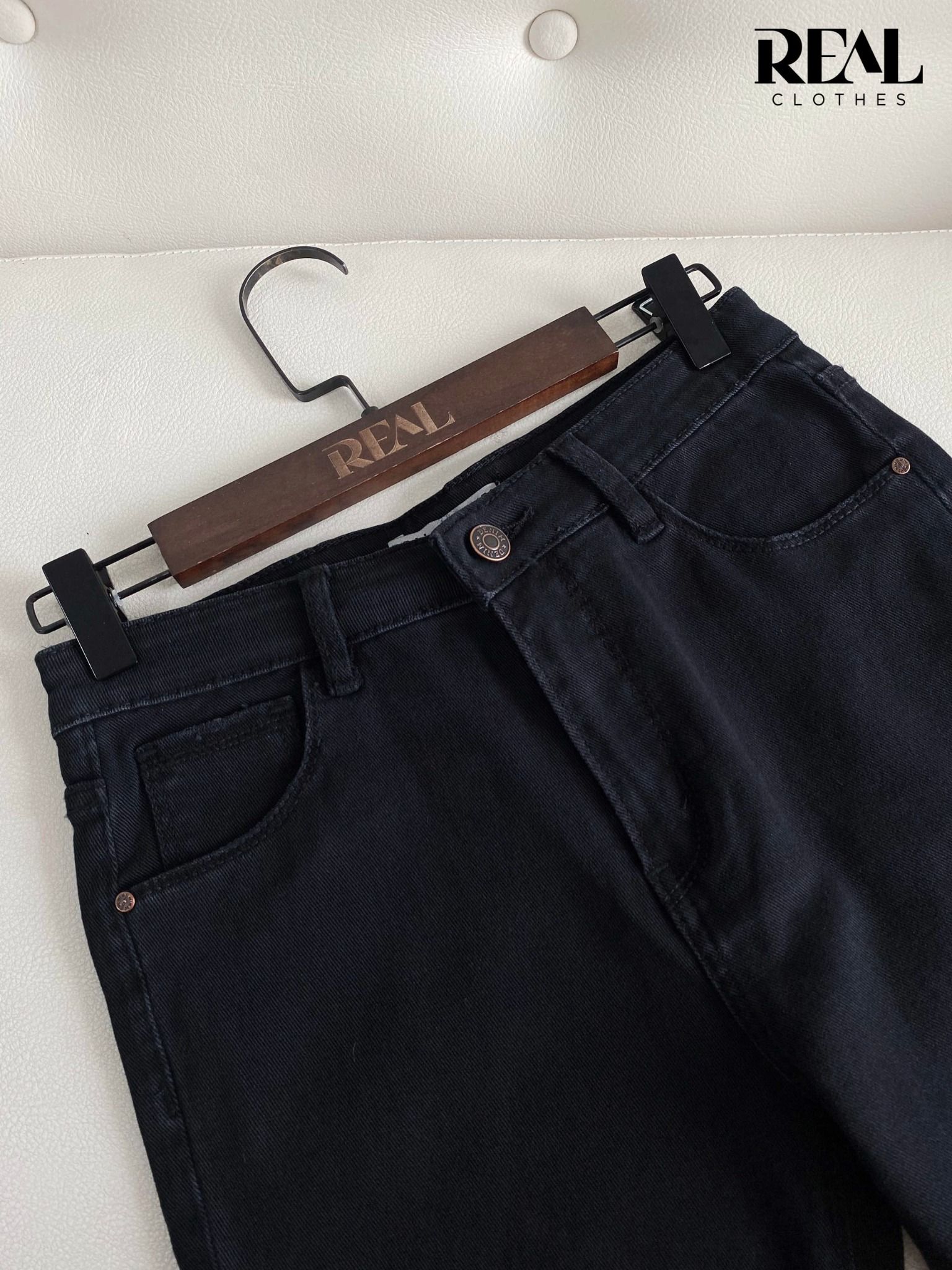 Quần jeans loe đen