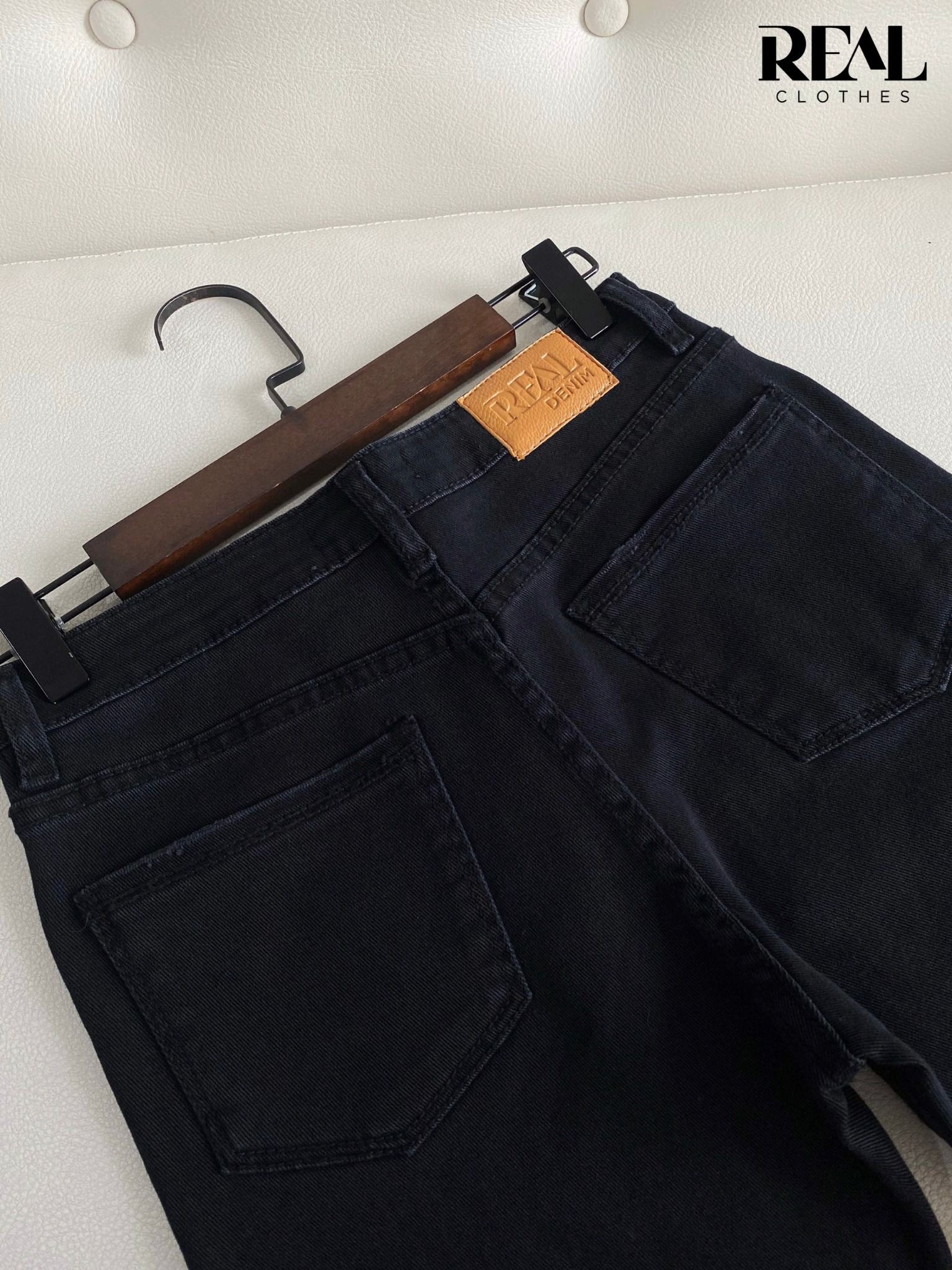 Quần jeans loe đen