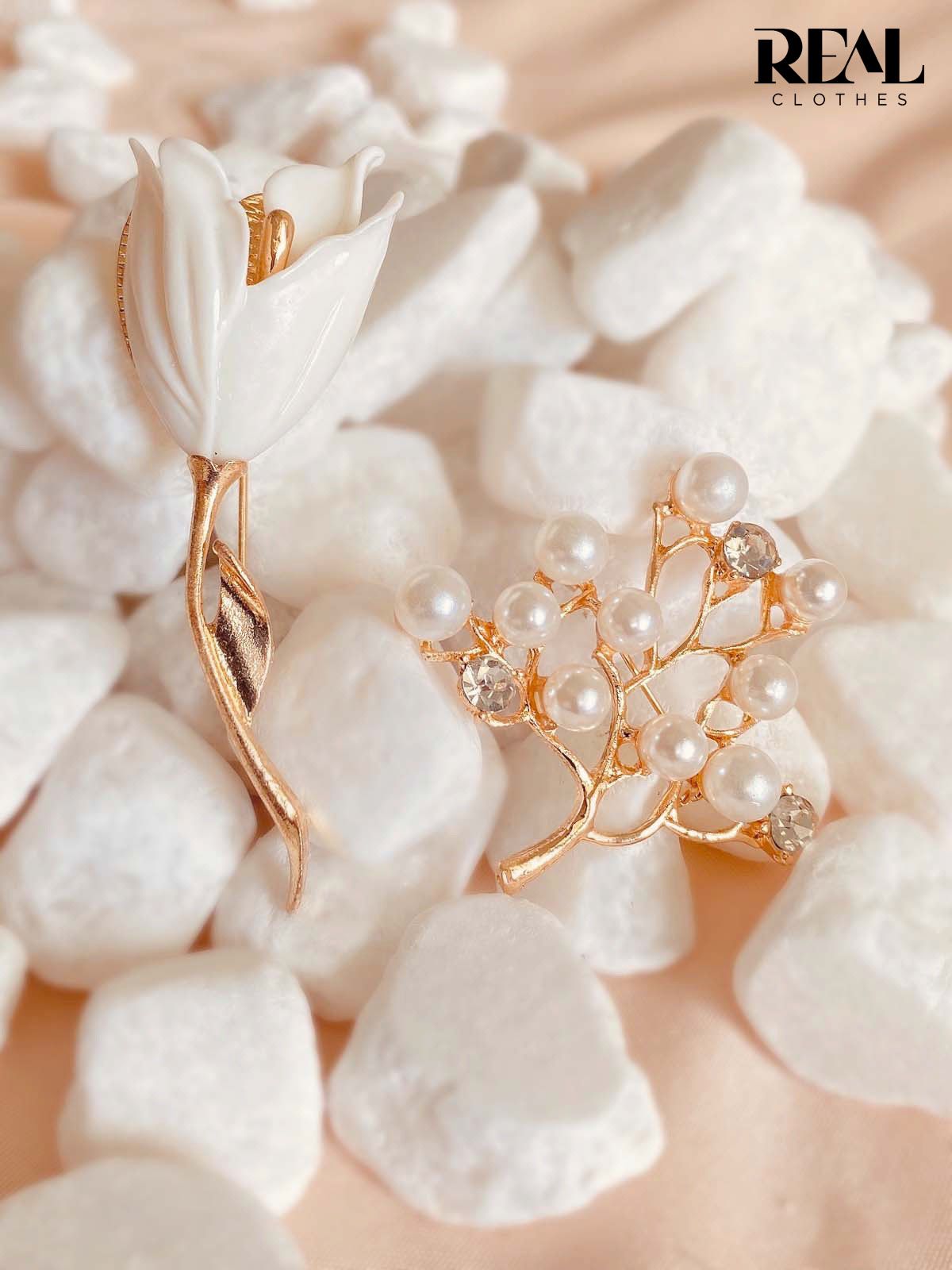 Cài áo tulip trắng