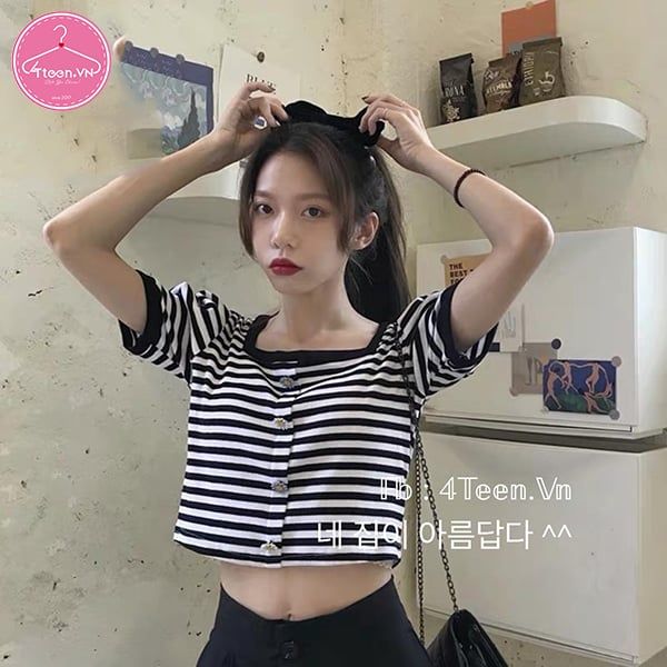 Áo croptop sọc ngang hàng cúc giữa