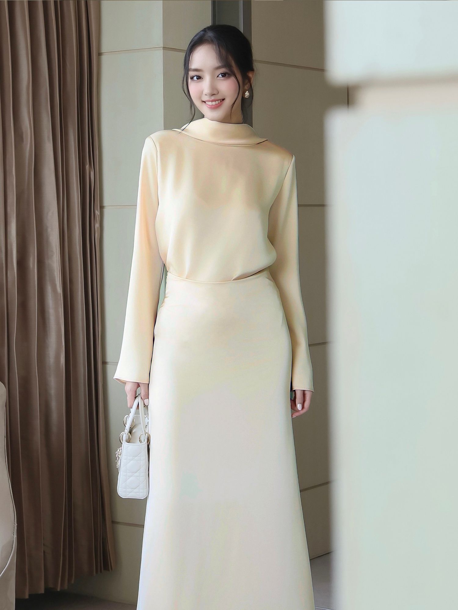 Áo kiểu tay dài vải lụa trượt - A4279A