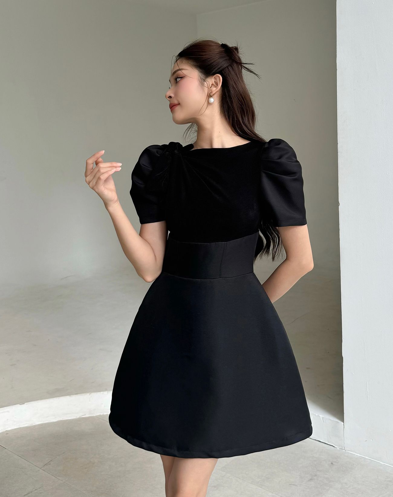 Đầm ngắn cổ thuyền phối nơ vai - D3126