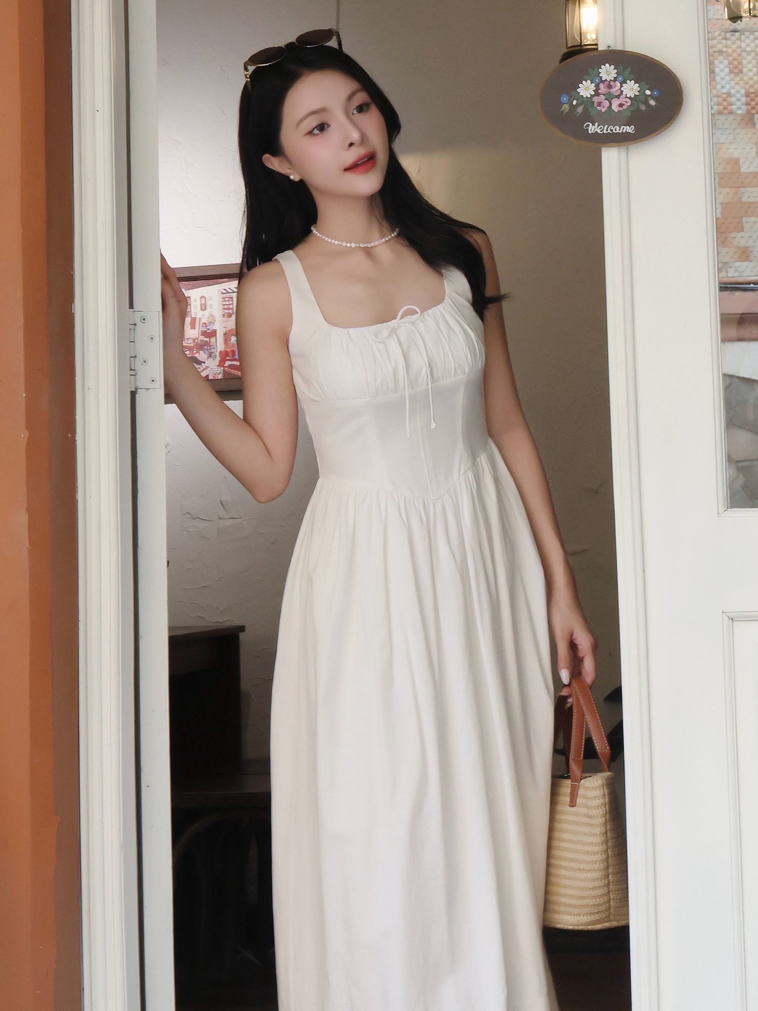 Đầm 2 dây dài dạo phố cổ vuông D4400T