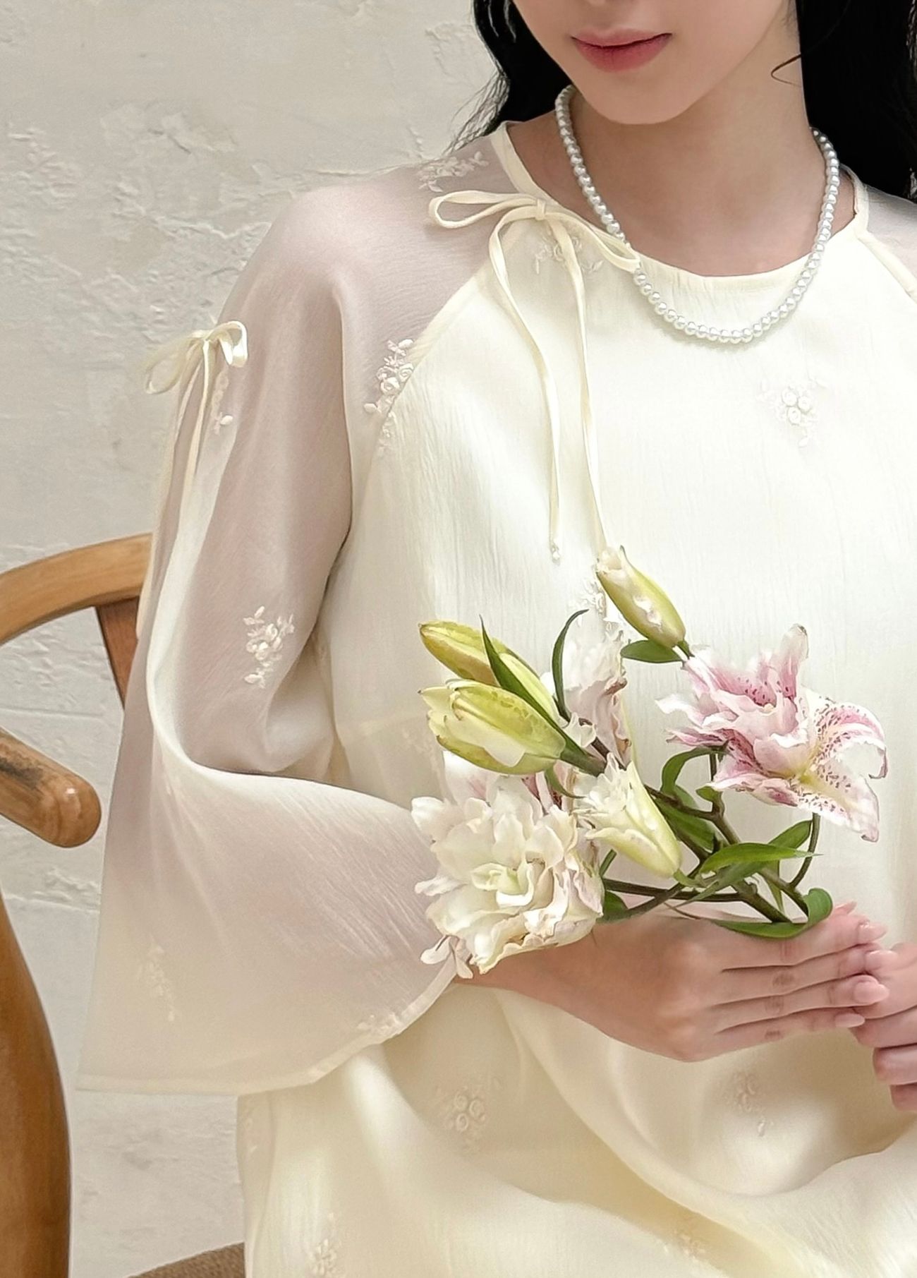 Set áo kèm quần dáng suông dài cổ tròn tay lở chất liệu xô thêu hoa cao cấp (tặng kèm băng đô)-K4185A