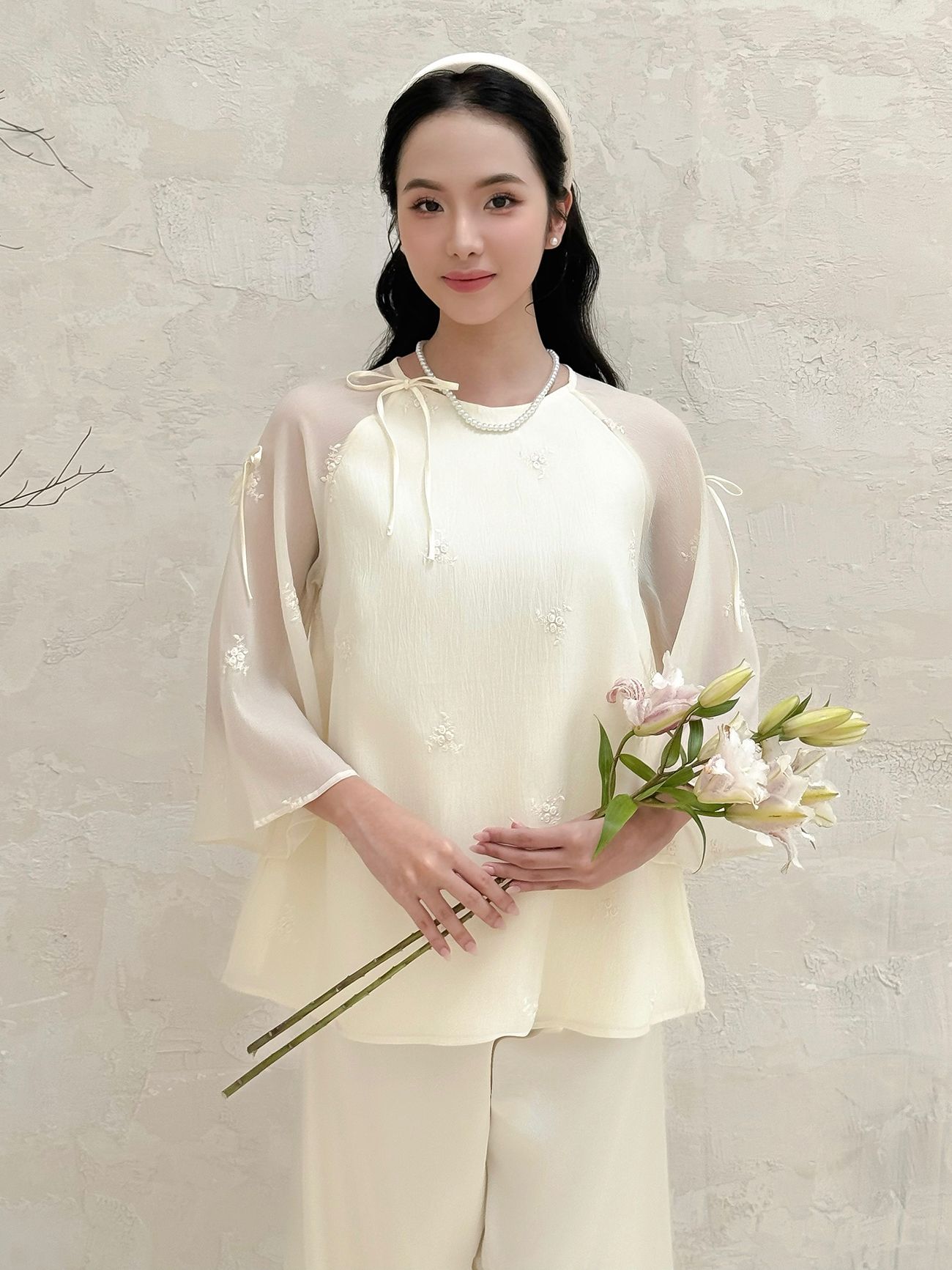 Set áo kèm quần dáng suông dài cổ tròn tay lở chất liệu xô thêu hoa cao cấp (tặng kèm băng đô)-K4185A